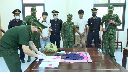 Bộ đội Biên phòng tỉnh Hà Tĩnh bắt 2 đối tượng vận chuyển 12.000 viên ma túy tổng hợp